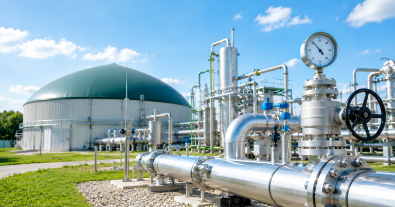 Installation de production de biométhane illustrant le fonctionnement des Certificats de Production de Biogaz (CPB) pour les entreprises.